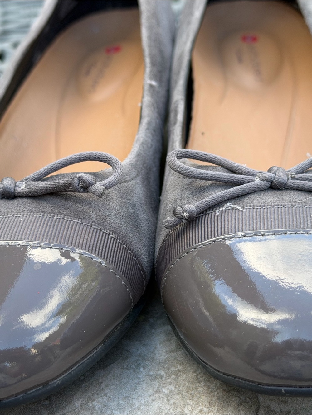 Unstructured by Clarks Gray Suede Ballet Flats with Patent Cap - Picture 3 of 6